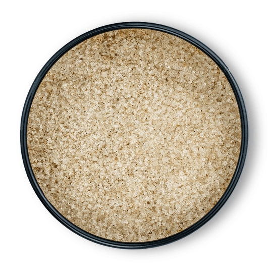 Große schwarze Schale mit grobem, hellbraunem Bio Chili Zucker von oben gesehen.