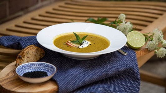 Feurige Linsen Kartoffel Suppe mit Minzjoghurt