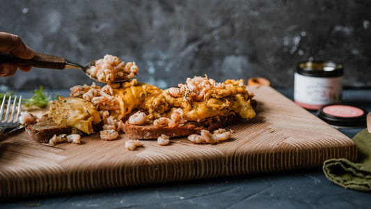 Rührei mit Nordseekrabben auf geröstetem Brot