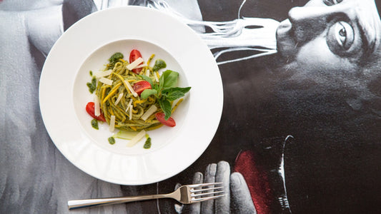 Zoodles | Zucchini-Spaghetti mit Basilikum-Minz-Pesto