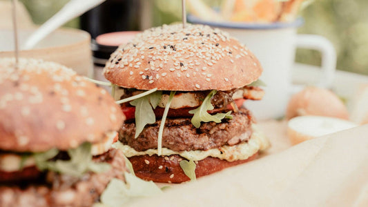 Burger mit Halloumi, gegrillter Wassermelone und Avocadocreme