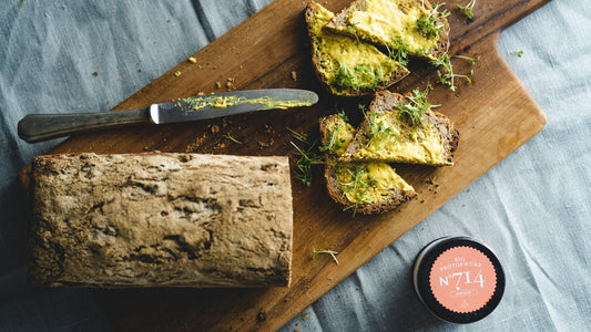 Walnussbrot mit Café de Paris Butter