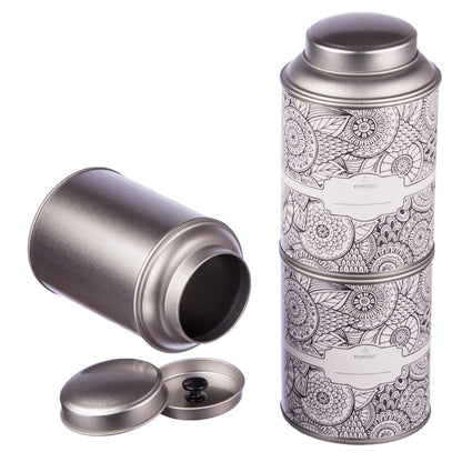 Drei Teedosen mit schwarzem und weißem Blumenmuster, eine davon ist offen.