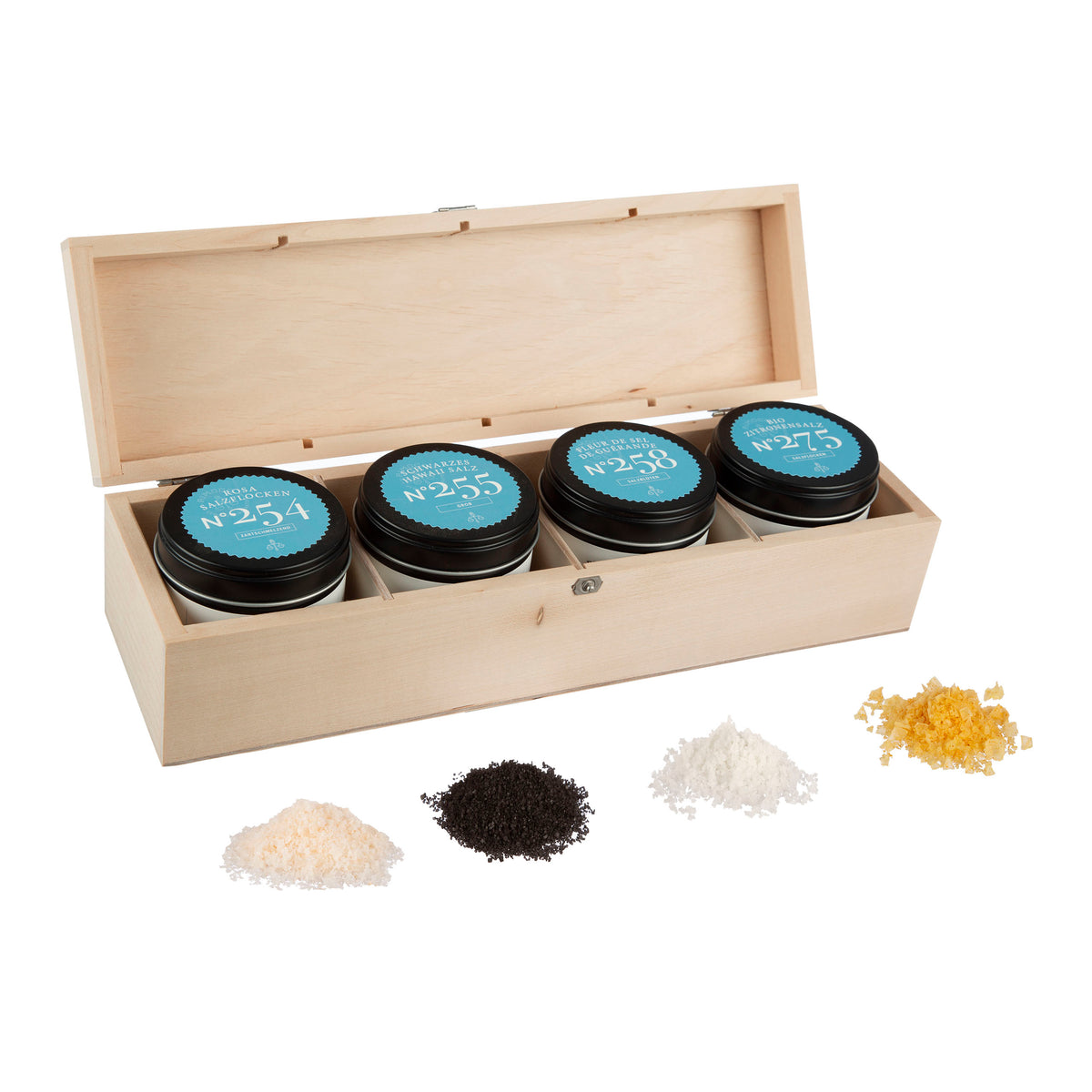 Salz Geschenkbox aus Holz mit vier sichtbaren Gourmetsalzen, darunter Fleur de Sel und schwarzes Salz.
