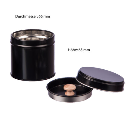 Sechs schwarze Gewürzdosen mit Aromadeckel, zwei Streueinsätze und sechs Etiketten sichtbar.