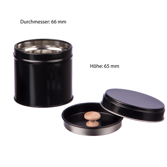 Sechs schwarze Gewürzdosen mit Aromadeckel, zwei Streueinsätze und sechs Etiketten sichtbar.