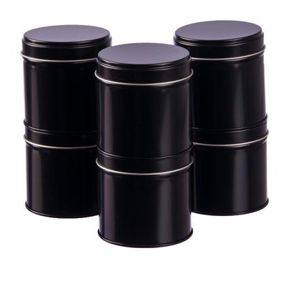 Sechs schwarze Gewürzdosen mit Aromadeckel und Streueinsatz, daneben 6 Etiketten auf weißem Hintergrund.