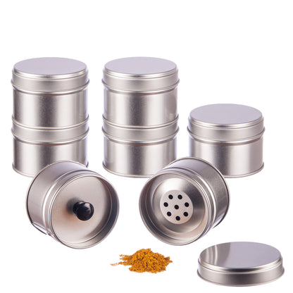 24er Pack große Gewürzdosen mit Aromadeckel, teils offen, vorne gelbes, gemahlenes Gewürz sichtbar.