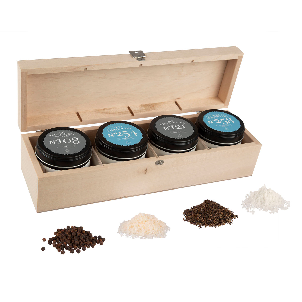 Holzbox mit vier Gewürzdosen, darunter Bio Tellicherry Pfeffer und Fleur de Sel.