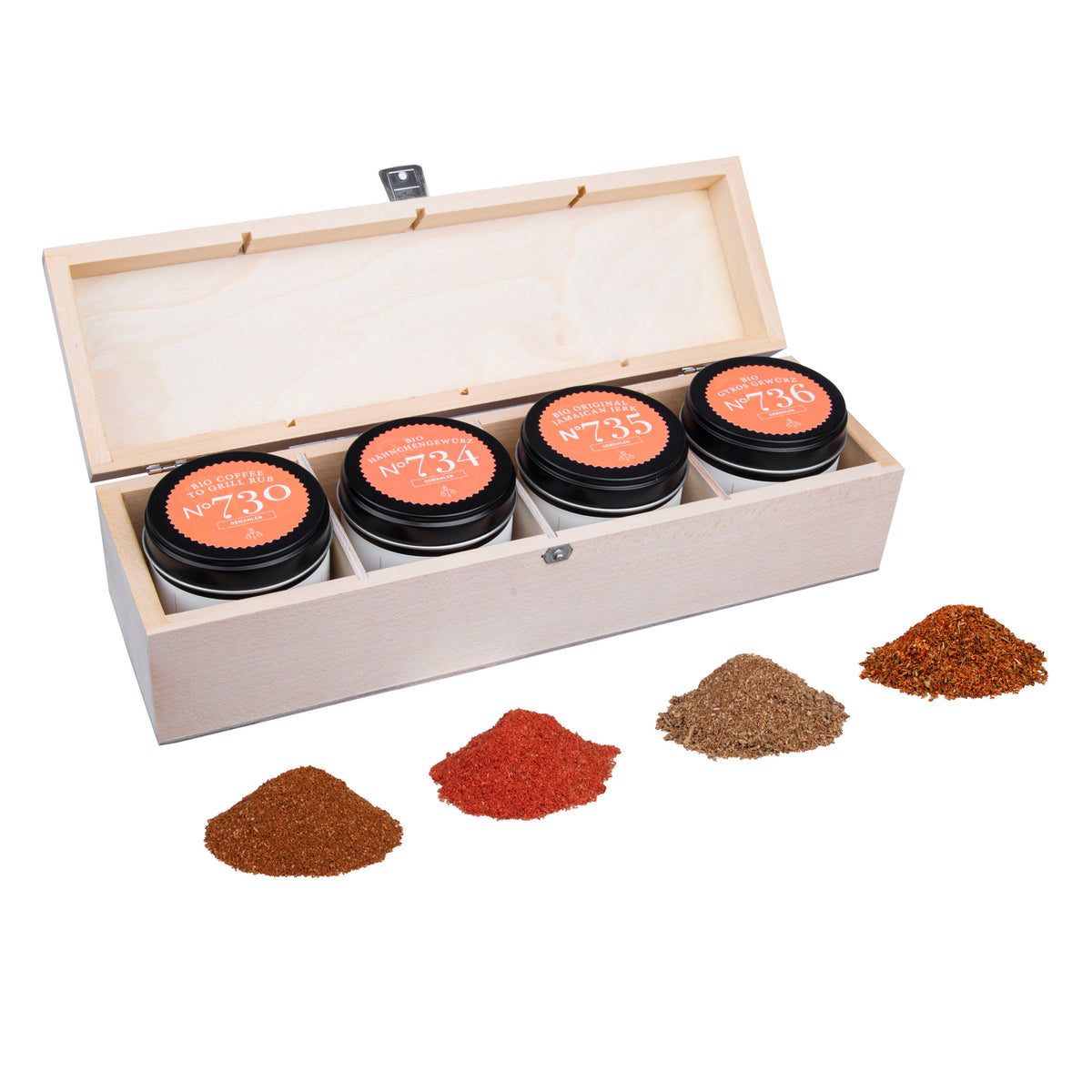 Offene Holzbox mit Grillgewürzen Geschenkbox N°2 Gewürzgläsern und gemahlenen Gewürzen davor.