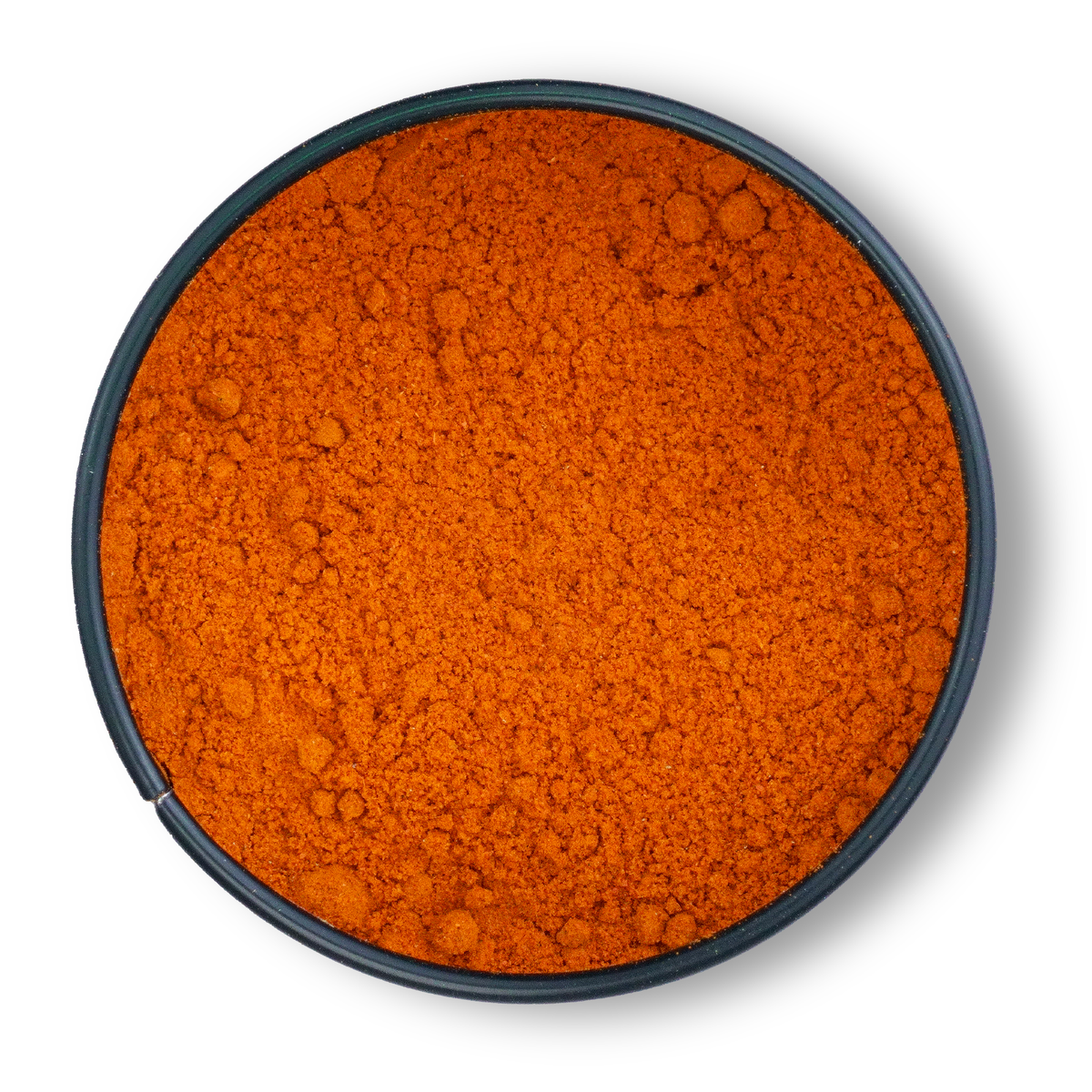 Runde schwarze Schale mit orange-rotem, gemahlenem Bio Roter Jalapeño Chili von oben gesehen.