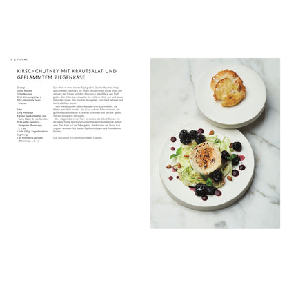 Teller mit Ziegenkäse, Krautsalat, Kirsch-Chutney und gewürztem Brot.