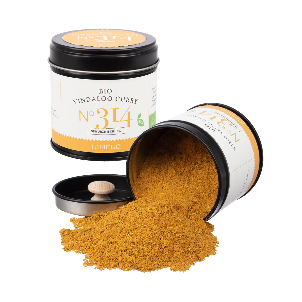 Zwei Dosen Bio Curry Gewürz-Set N°2, aus einer Dose rieselt gemahlenes Currypulver.