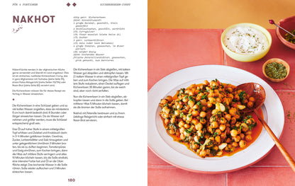 Ein Teller Kichererbsencurry mit Kräutern, Geschenkset Parwana und Joghurtsoße auf rotem Tisch.