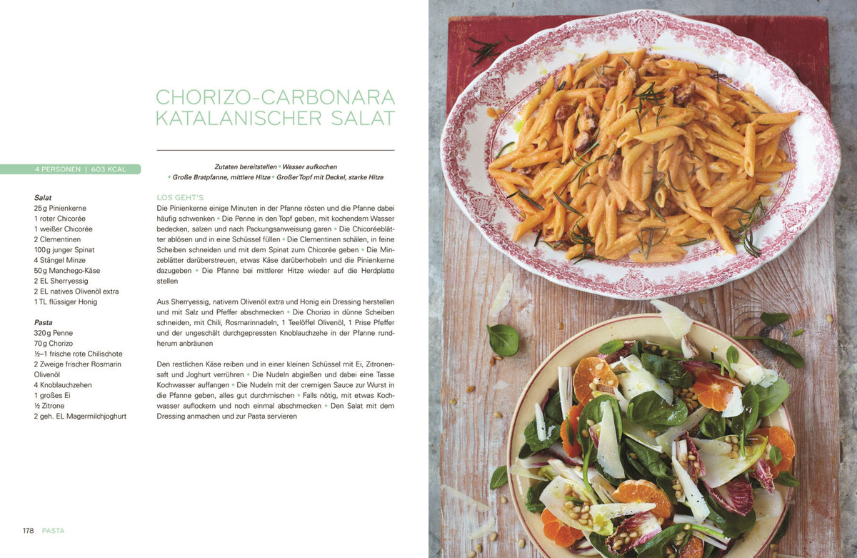Pasta mit Chorizo und einem Orangensalat, aus der Vogelperspektive auf einen Tisch angerichtet.