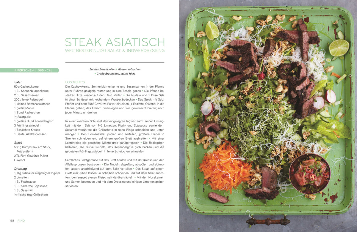 Asiatischer Steak-Nudelsalat mit Kräutern und Geschenkset Jamies 15-Minuten-Küche auf grünem Tablett.