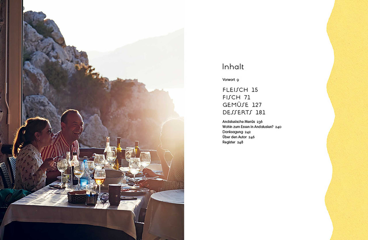 Vier Personen essen im Freien bei Sonnenuntergang, Andalusien-Kochbuch und deutsche Speisekarte rechts.