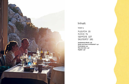 Vier Personen essen im Freien bei Sonnenuntergang, Andalusien-Kochbuch und deutsche Speisekarte rechts.