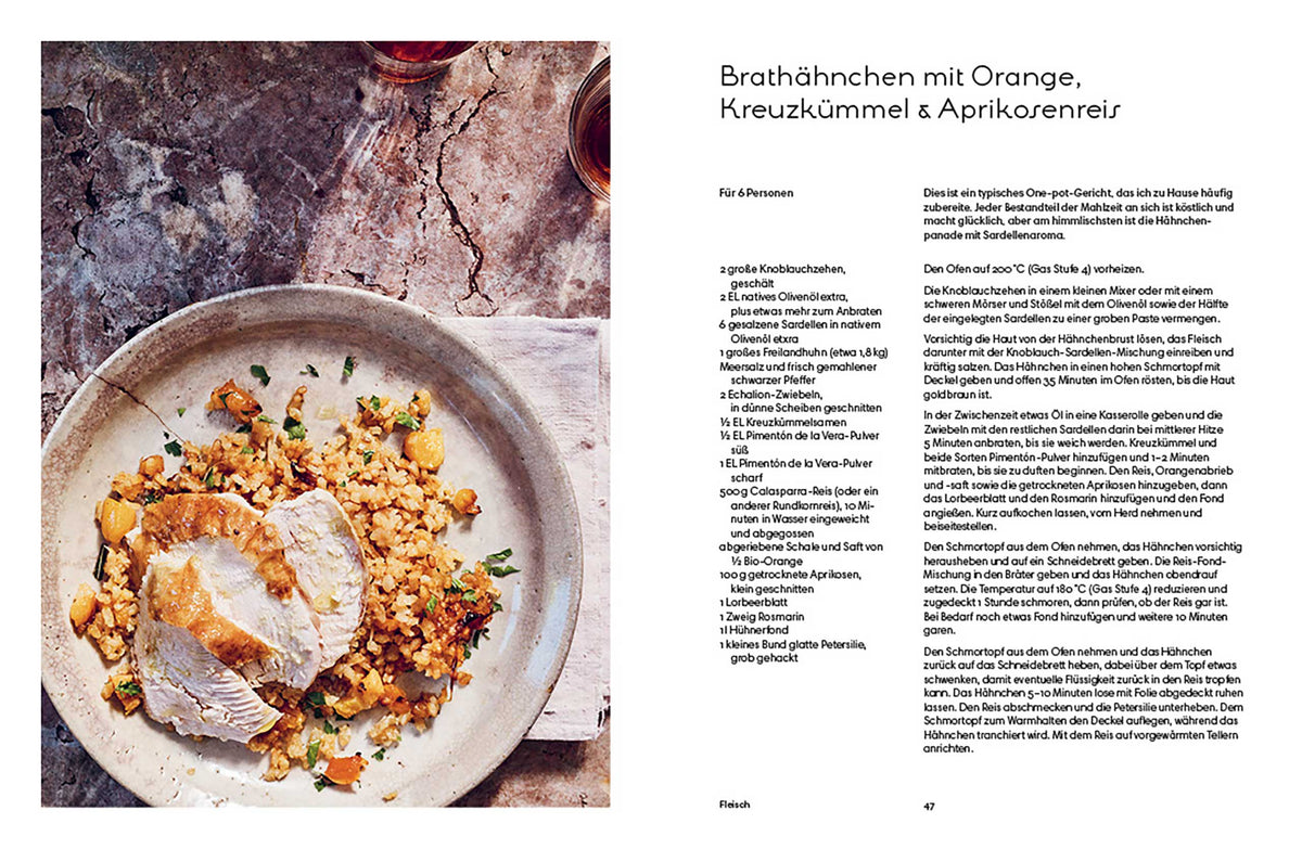 Hähnchenbrust in Scheiben auf orangefarbenem Aprikosenreis neben Andalusien - Das Kochbuch.