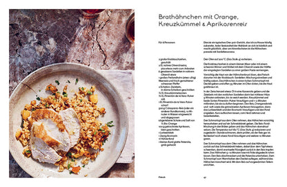 Hähnchenbrust in Scheiben auf orangefarbenem Aprikosenreis neben Andalusien - Das Kochbuch.