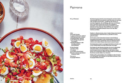 Ein Teller Pipirrana-Salat mit Eiern.