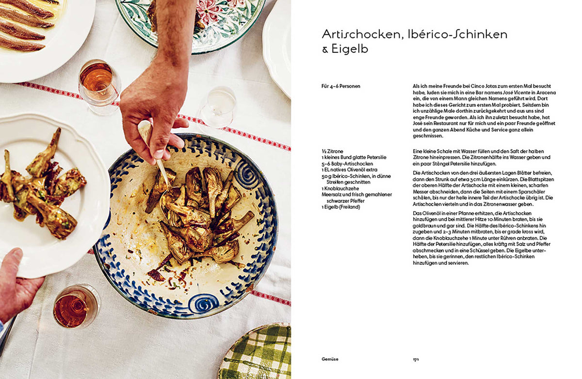 Gegrillte Artischocken mit iberischem Schinken und Eigelb auf einem Teller, Geschenkset Andalusien.