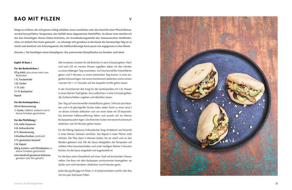 Drei vegetarische Bao Buns mit Pilzen und Gemüse auf einem Teller.