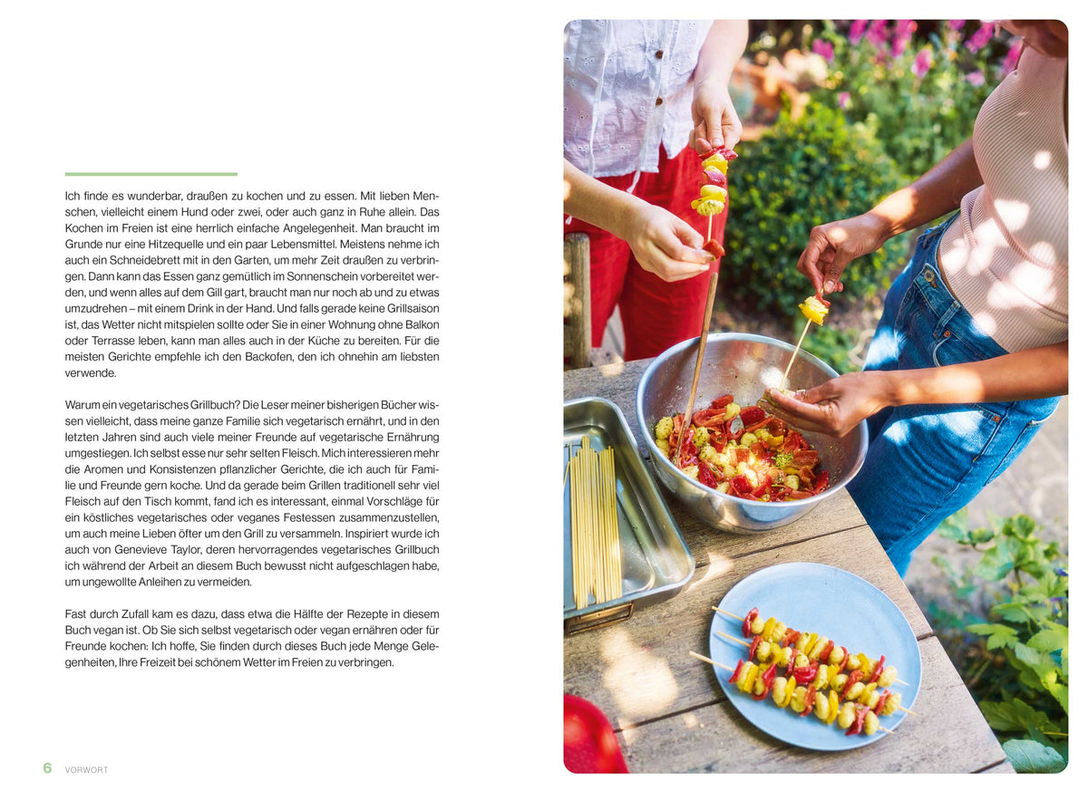 Zwei Personen grillen Gemüse im Freien mit Green BBQ; Produktverpackung sichtbar.