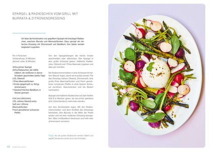 Gegrillter Spargel und Radieschen mit Burrata auf einem Teller.