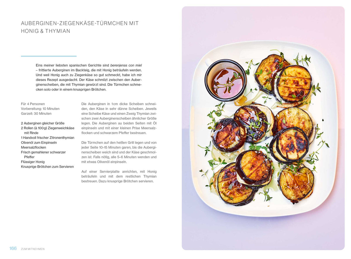 Gegrillte Auberginenscheiben mit Ziegenkäse und Honig auf einem Teller.