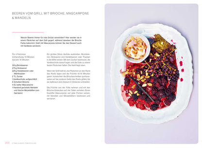 Weiße Schale mit gegrillten Beeren, Mandeln und Mascarpone.