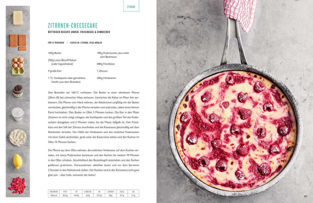 Käsekuchen mit Zitrone und Himbeeren in einer Pfanne, teilweise angeschnitten.