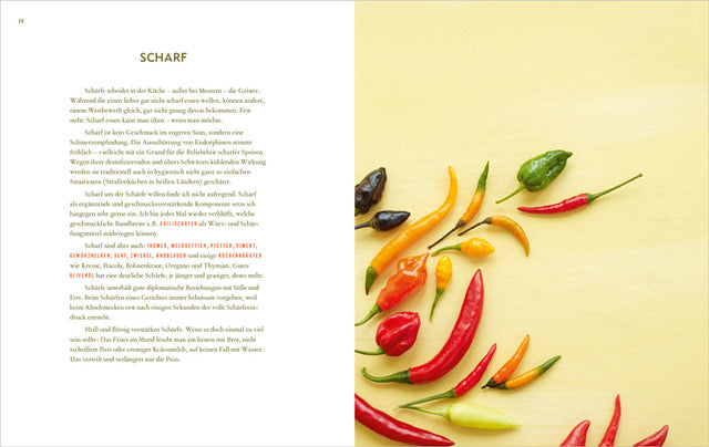 Bunte Chilischoten auf gelbem Untergrund neben einer Seite mit dem Titel Immer schon vegan.