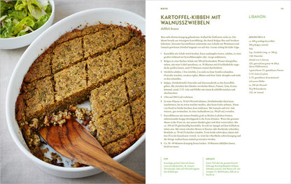 Gebackenes Kartoffel-Kibbeh, in Scheiben geschnitten, auf weißem Teller mit Holzspatel.