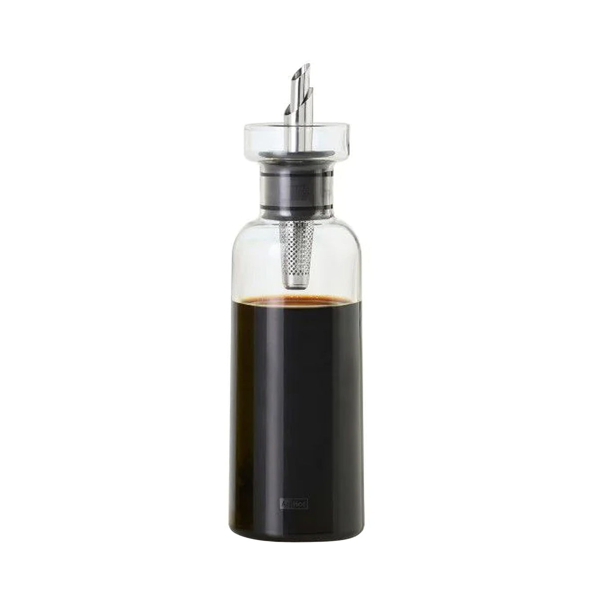 Glasflasche mit dunkler Flüssigkeit, Ausgießer und durchsichtigem Deckel.