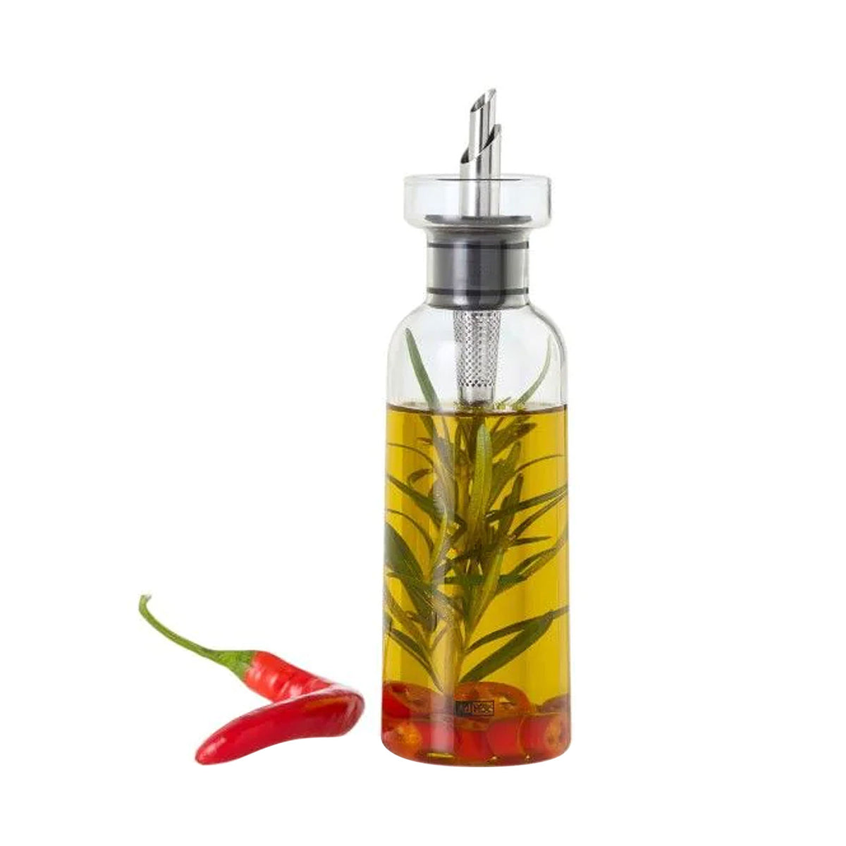 AromaPour Öl- und Essigspender mit Kräutern, Chili und 4-in-1-Ausgießer neben zwei roten Chilischoten.