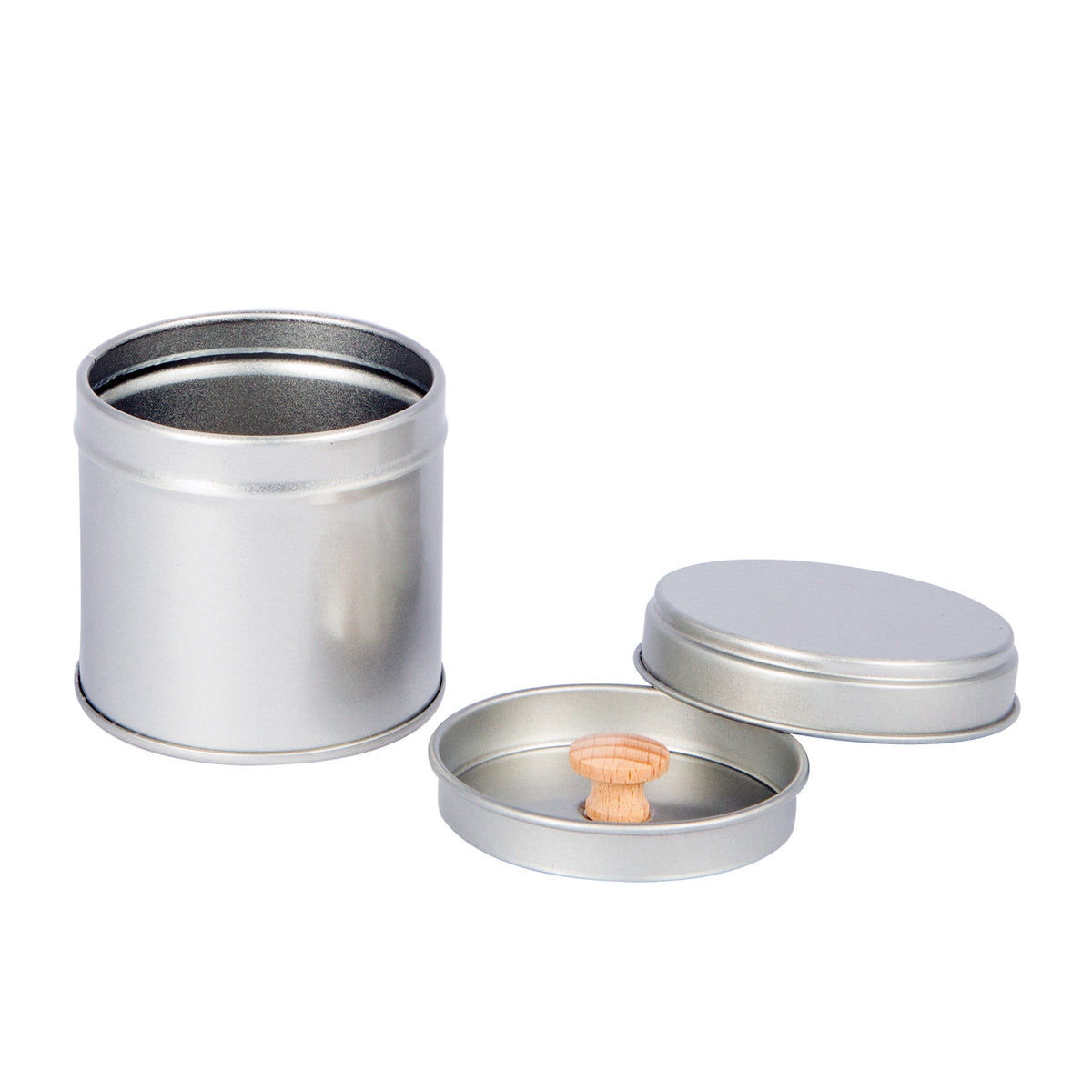 Zwölf silberne Gewürzdosen mit Aromadeckel und Holzknauf, zwölf Etiketten, auf weißem Hintergrund.