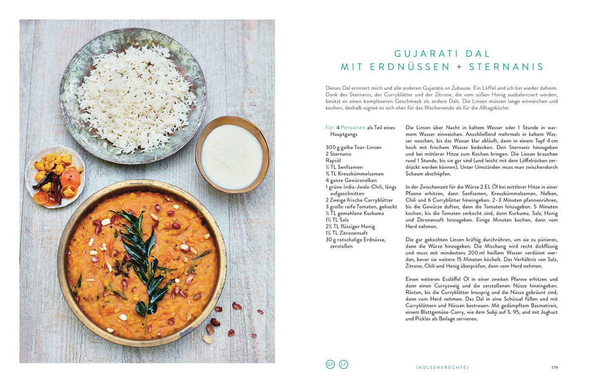 Eine Schüssel Gujarati Dal, Reis, Joghurt und Pickles auf einem Tisch.