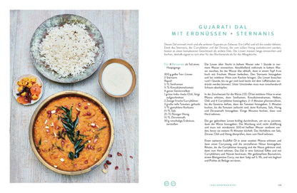 Eine Schüssel Gujarati Dal, Reis, Joghurt und Pickles auf einem Tisch.