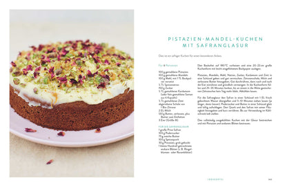 Runder Kuchen mit weißer Glasur, bestreut mit Pistazienstücken und getrockneten Rosenblättern.