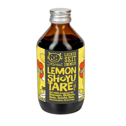 Bio Lemon Shoyu Tare Flasche mit gelbem Etikett und gezeichneten Schriftzeichen für Ramen-Brühen.