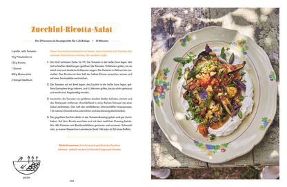 Ein Teller Zucchini-Ricotta-Salat mit Tomaten auf einem Teller mit Blumenmuster, daneben ein Jamie-Oliver-BBQ-Geschenkset.