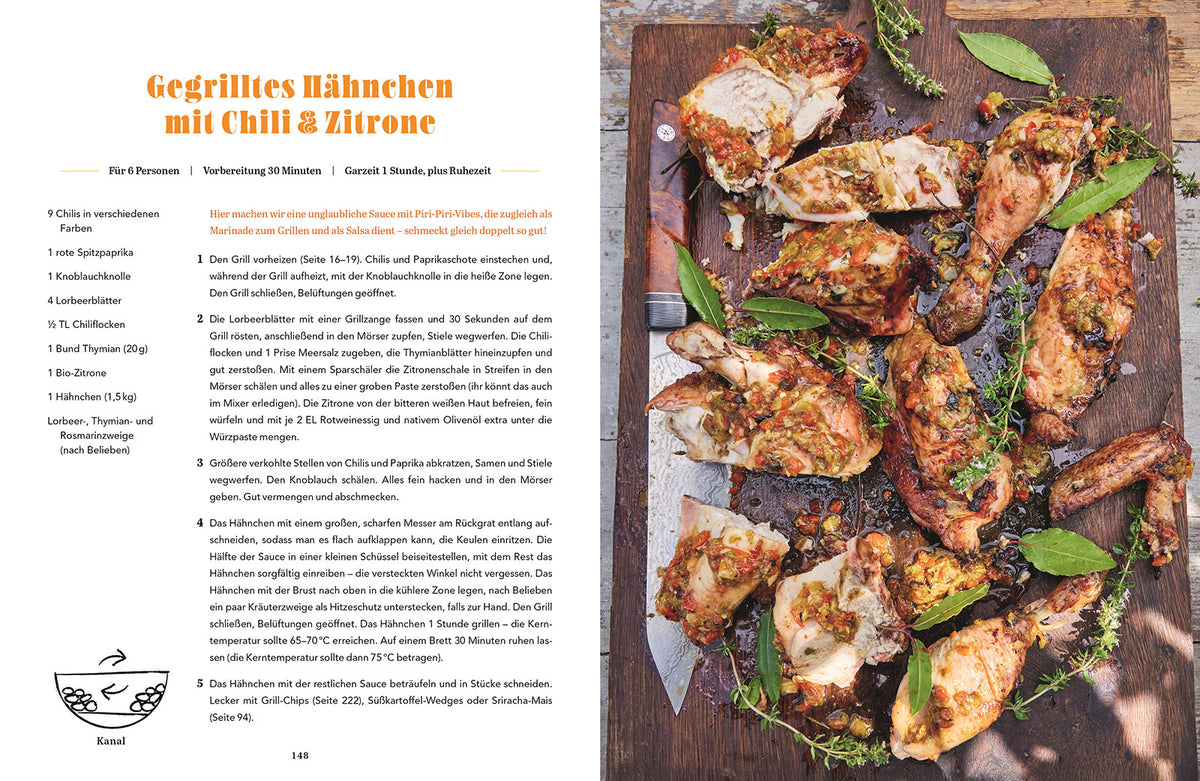Gegrilltes Hähnchen mit Chilischoten und Zitronenscheiben auf einem Grillrost.