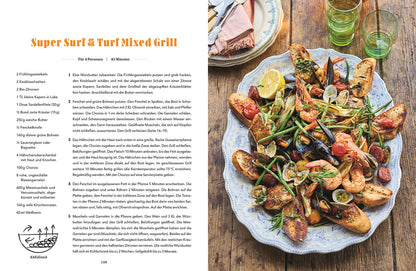 Große Platte mit gegrillten Meeresfrüchten auf einem rustikalen Tisch. Daneben liegt das Buch „Jamie Oliver – BBQ“.
