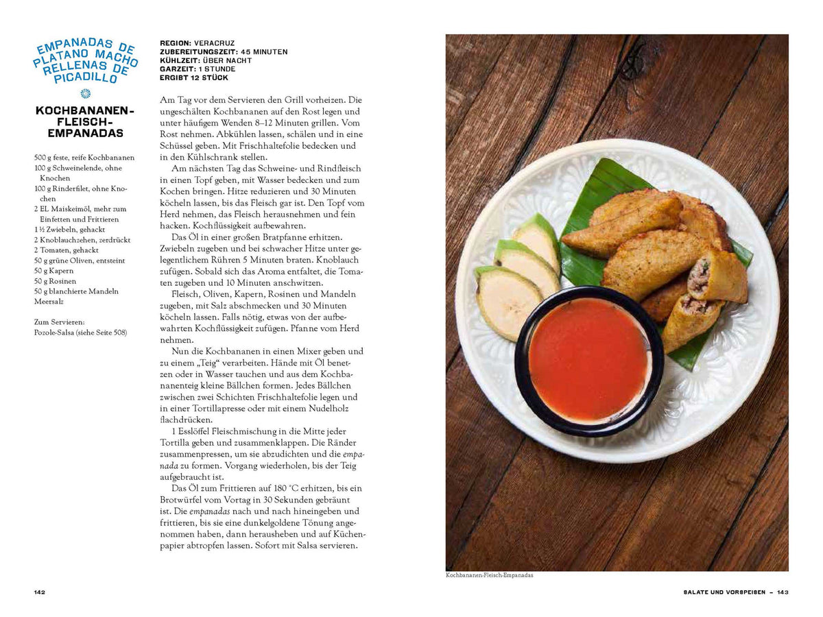 Empanadas, Sauce, Kochbananen und Tacos auf weißem Teller neben Mexiko Das Kochbuch auf grünem Platzset.
