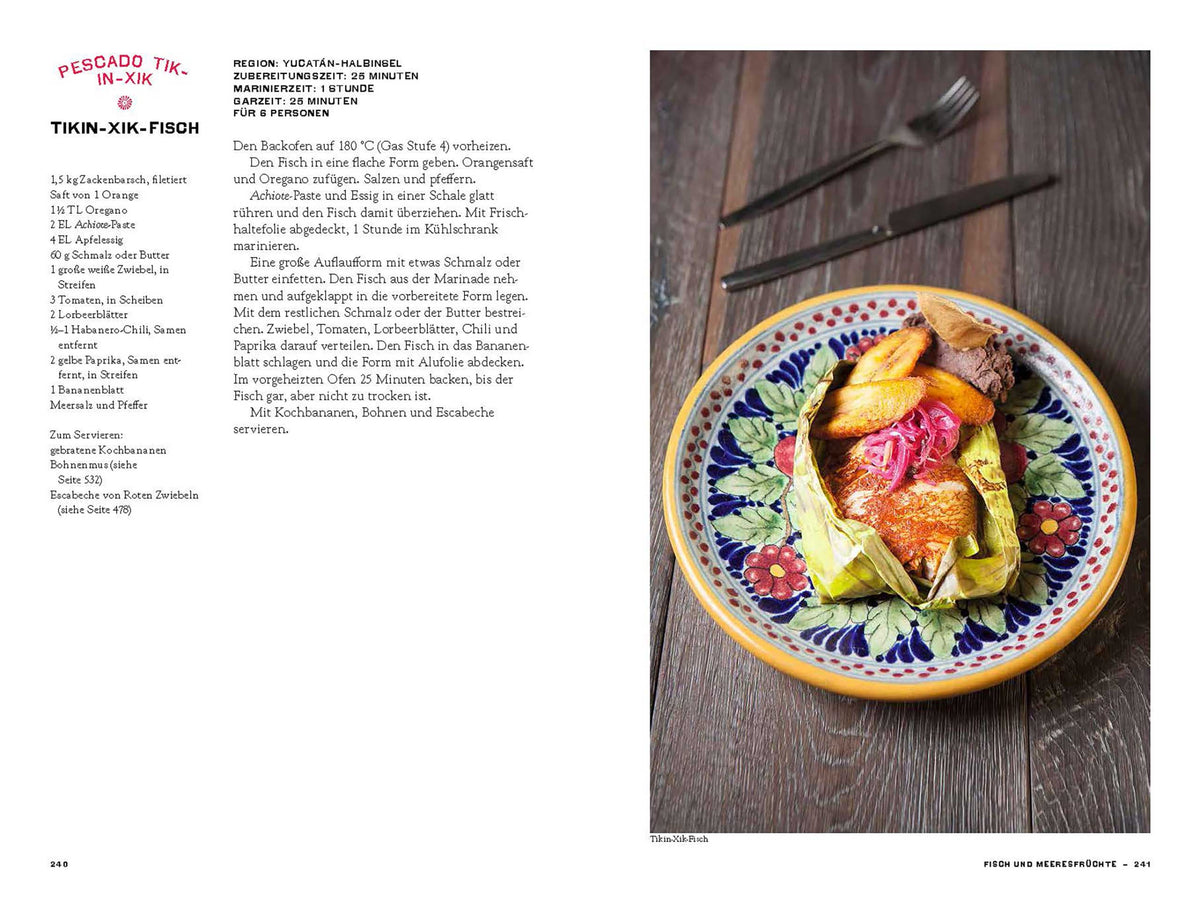 Tikin-Xik Fisch mit Pequin Chili im Bananenblatt, daneben ein Kochbuch.