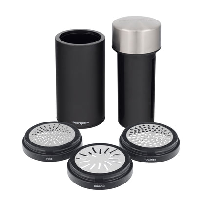 Schwarze und silberne Microplane Universalmühle mit drei austauschbaren Edelstahlscheiben.