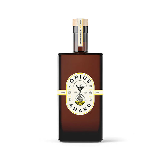 Rechteckige Opius Amaro Flasche mit beigem Etikett und Holzverschluss.
