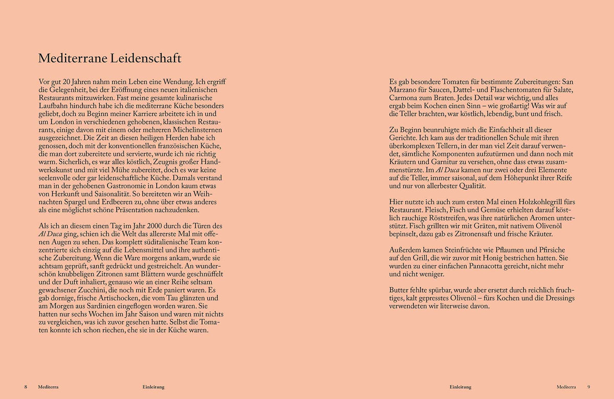 Doppelseite Mediterra mit deutschem Text auf pfirsichfarbenem Hintergrund zu mediterranen Rezepten.
