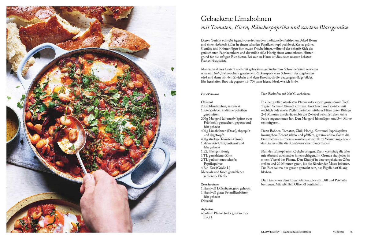 Pfanne mit gebackenen Limabohnen, Eiern, grünem Blattgemüse, Kräutern und Tomatensauce.